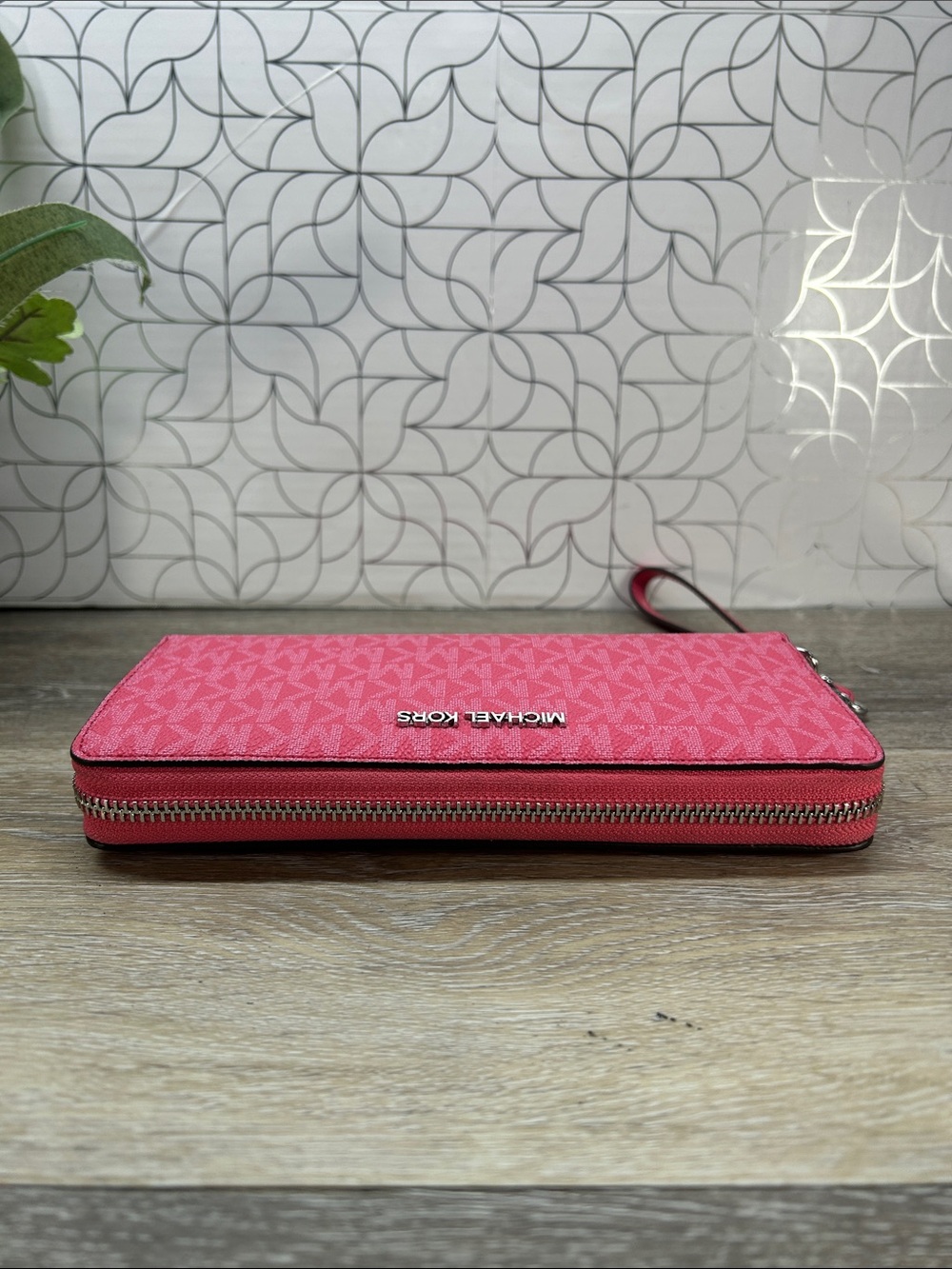 7239 Michael Kors Pink MK Signature Zip-Around Wristlet Wallet 437239 - Picture 4 of 12